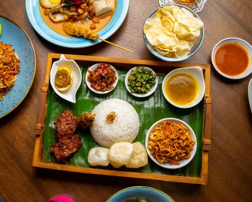 Sambal tempoyak dalam mangkuk kecil dengan lauk ikan goreng