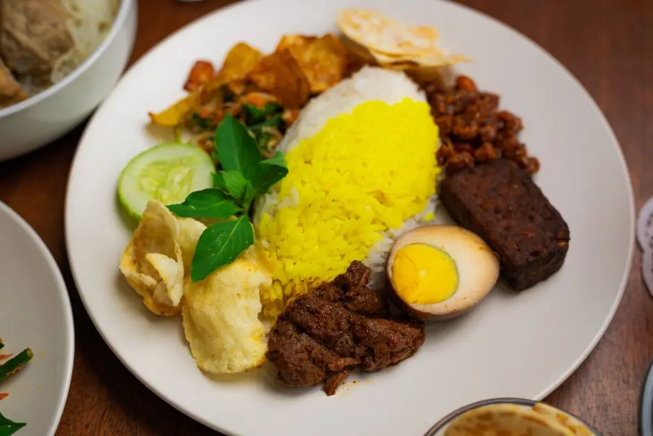 Gulai ikan khas rumahan dengan kuah kuning dan nasi hangat
